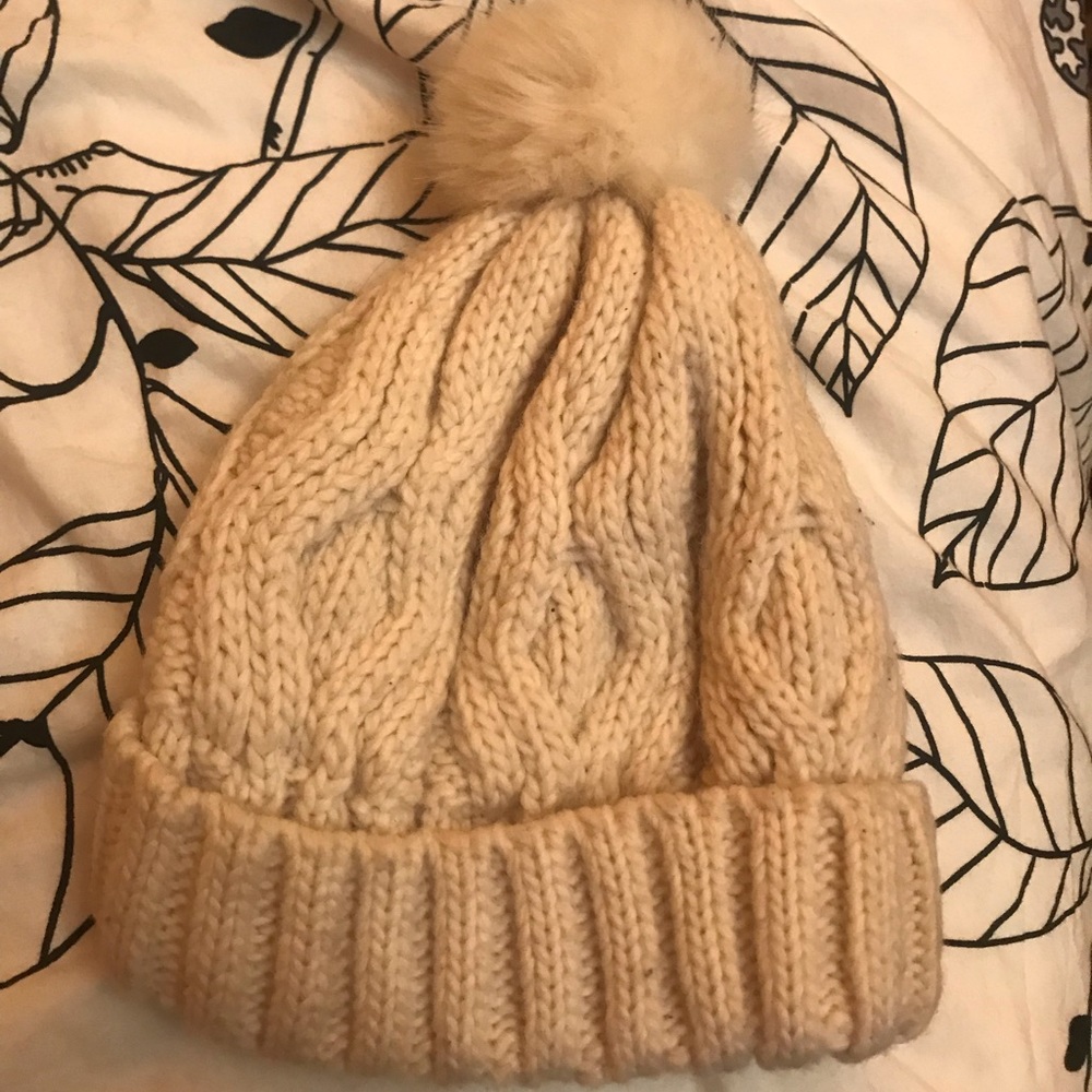 NWOT! Cream colored H&M winter hat!